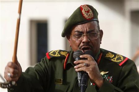 Sudanese President Omar Hassan al-Bashir addresses supporters after receiving victory greetings at the Defence Ministry, in Khartoum April 20, 2012. REUTERS/ Mohamed Nureldin Abdallah
