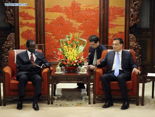 Chinese Premier Li Keqiang (R) meets with South Sudanese Vice President James Wani Igga, who is also deputy chairman of the Sudan People's Liberation Movement (SPLM), in Beijing, capital of China, July 1, 2014. (Xinhua/Zhang Duo)