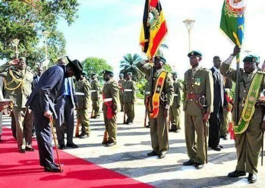 Salva Kiir delivering respect to Ugandan army in the past. Today, South Sudan army has defected Salva Kiir's leadership and mostly Ugandans and new recruits, rebels and Ugandans fighting in defense of Salva Kiir's government(Photo: supplied)