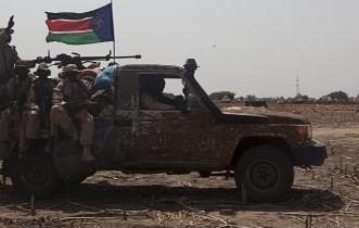 SPLA soldiers drive to the frontline at Mathiang from their military base in Bor, South Sudan, January 26, 2014. The government and rebels in South Sudan traded accusations on Saturday of breaking a ceasefire deal supposed to calm violence that has driven half a million people from their homes. Picture taken January 26, 2014. REUTERS/George Philipas (SOUTH SUDAN - Tags: CIVIL UNREST POLITICS CRIME LAW)