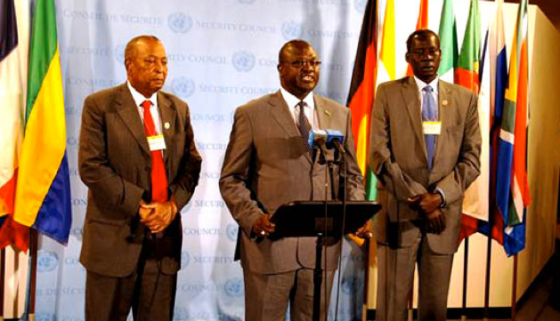 Dr. Riek Machar (centre) and Deng Alor(right) raising the South Sudan flag at the United Nations headquarters in New York (Photo: L.Lomayat)