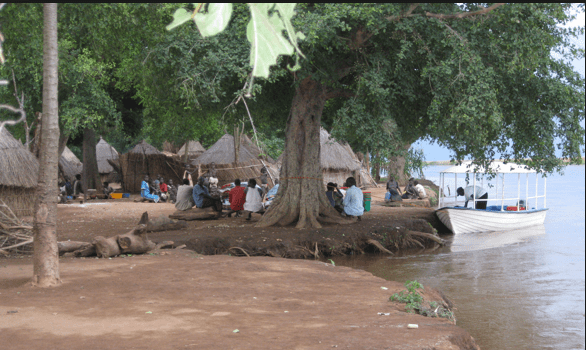 People along River Baro in Gambella, Ethiopia(Photo: via Anuak Media)