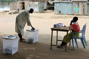 A man casts his ballot at a polling station during the election in Mangalla, Terekeka county, Central Equatoria state, south Sudan April 11, 2010 (Photo: file)