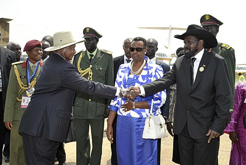 Kiir Museveni-right-receives-President-Museveni