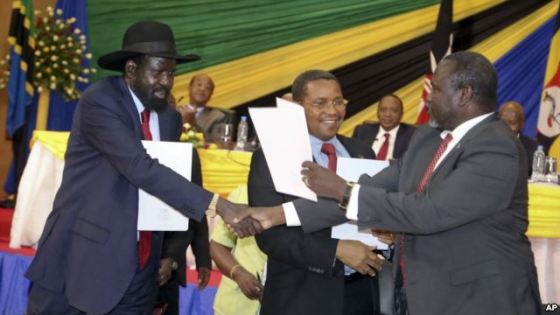 South Sudan principles, Salva Kiir Mayardit and Dr. Riek Machar Teny exchanging documents in Arusha last month(Photo: via VOA)