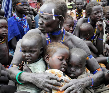 A South Sudanese man protecting his children from an internal conflict(Photo: file)