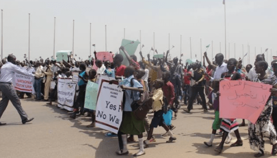 South Sudanese demonstrate in Juba against threats of sanctions and armed embargo on the warring parties. While the SPLM-Juba opposes sanctions, SPLM-IO encourages(Photo: via Radio Tamazuj)