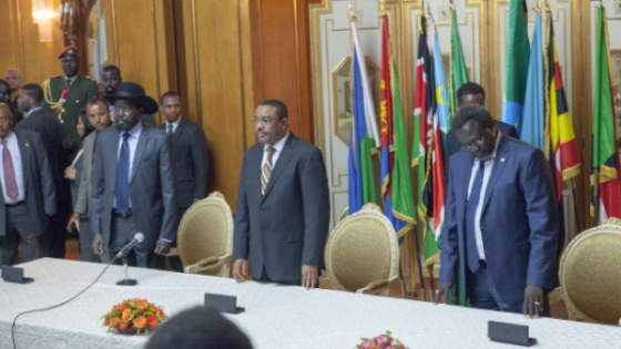 Salva Kiir (L), President of South Sudan, Riek Machar (R), SPLM Opposition leader, and Ethiopian Prime Minister Hailemariam Desalegn (C) attend a press conference during peace talks in Addis Ababa, Ethiopia((Photo credit should read ZACHARIAS ABUBEKER/AFP/Getty Images)
