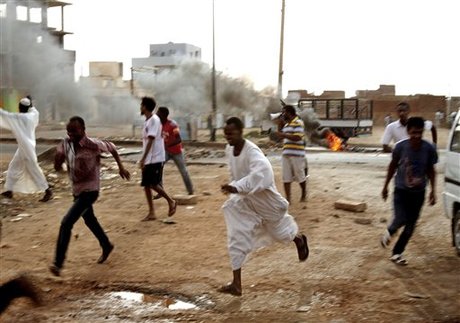Image of South Sudanese running away from a bomblast station in the past(Photo: Naharnet)