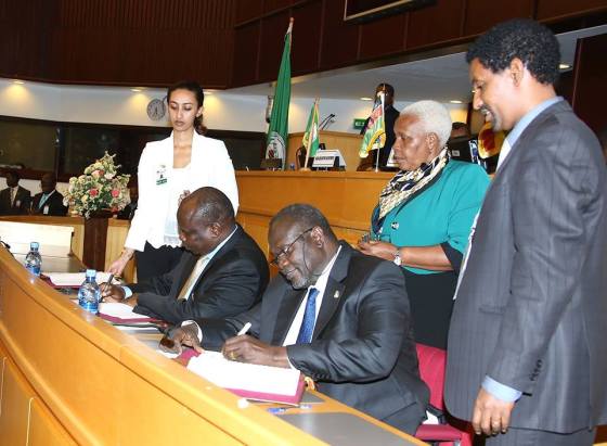 Dr. Riek Machar and Pagan Amun signing the IGAD compromise text in Addis Ababa.